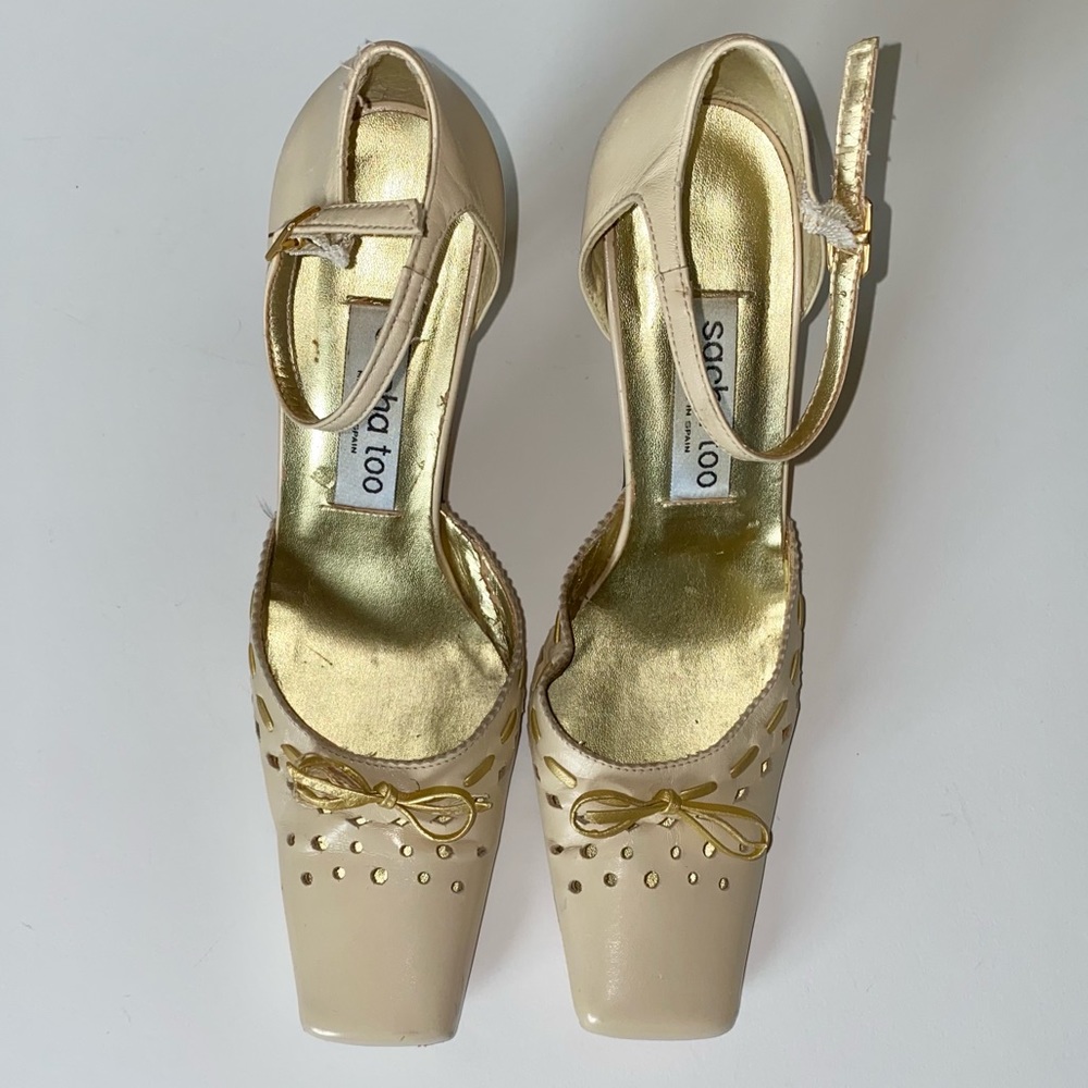 💚 Sacha London cream and gold leather heels